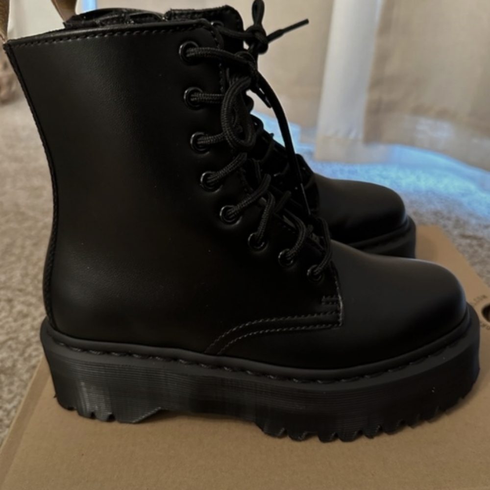 DR.MARTENS VEGAN JADON II BOOT MONO PLATFORMS